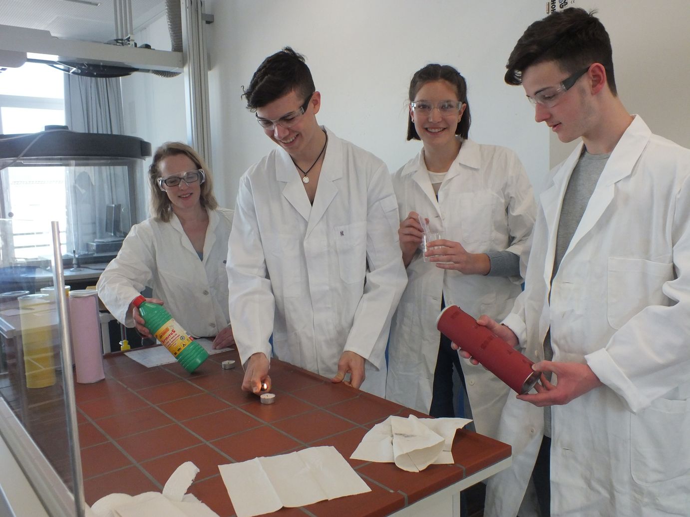 Tag_der_offenen_Tr_Chemie_mit_Sonja.jpg